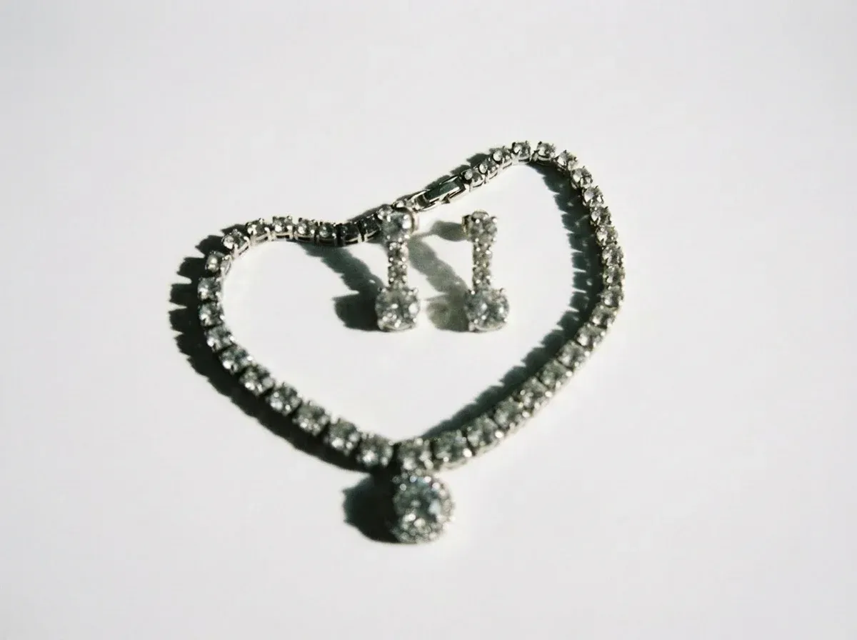 珠宝照片AI处理前 - 手机随拍光线不佳